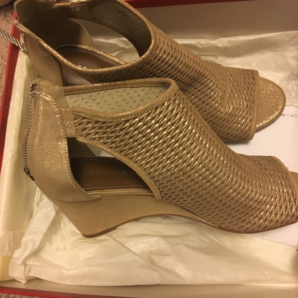Donald J pliner wedges!